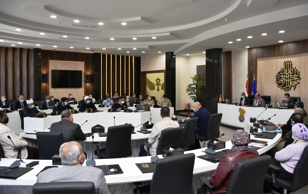 محافظ أسوان : منع الأفراح وسردقات العزاء وبدء التسجيل للتطعيم بلقاح كوروناً مجاناً