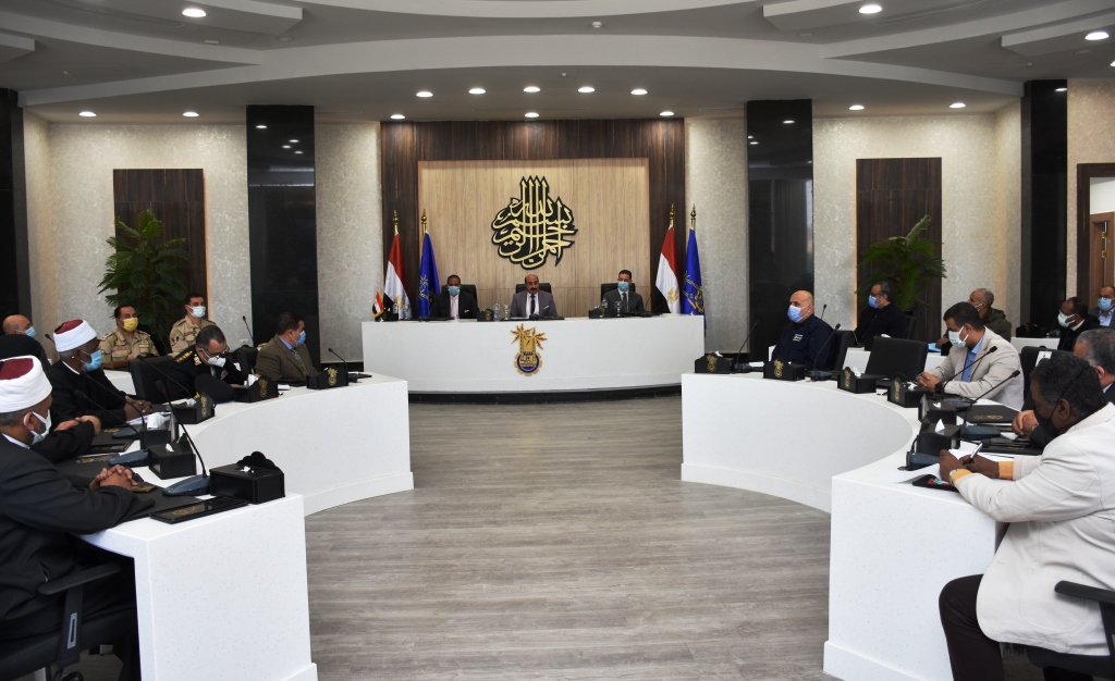 محافظ أسوان : منع الأفراح وسردقات العزاء وبدء التسجيل للتطعيم بلقاح كوروناً مجاناً