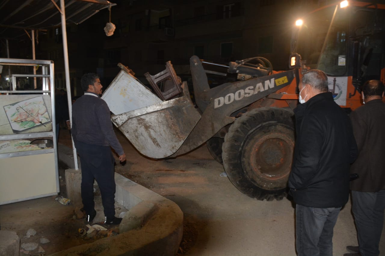 حملة ليلية يقودها محافظ القليوبية.. ضبط 15شيشة وتحرير محاضر اشغالات بمدينة بنها                                          