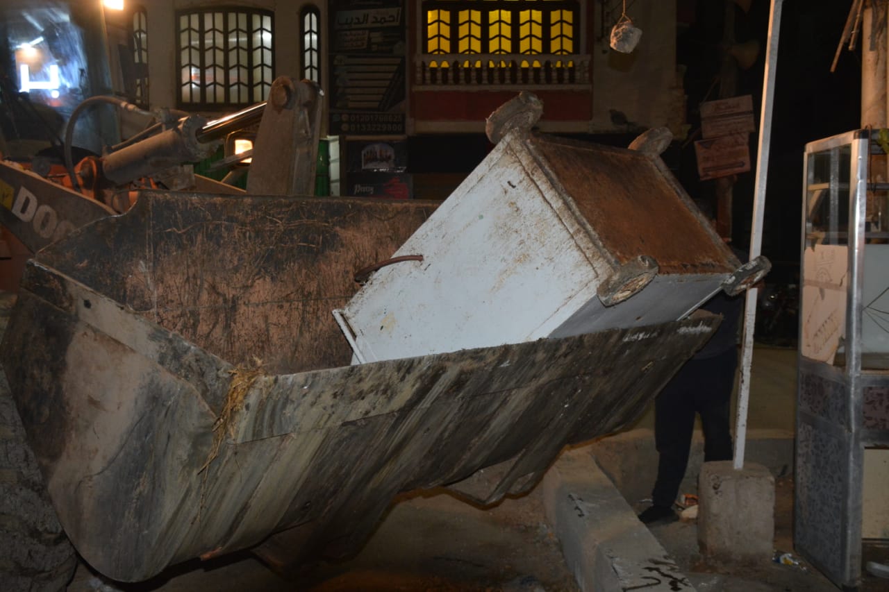 حملة ليلية يقودها محافظ القليوبية.. ضبط 15شيشة وتحرير محاضر اشغالات بمدينة بنها                                          