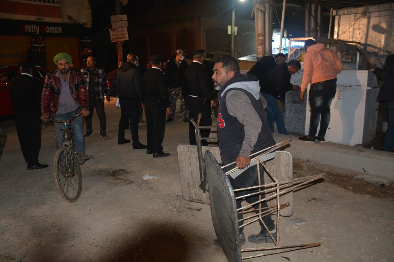 حملة ليلية يقودها محافظ القليوبية.. ضبط 15شيشة وتحرير محاضر اشغالات بمدينة بنها                                          