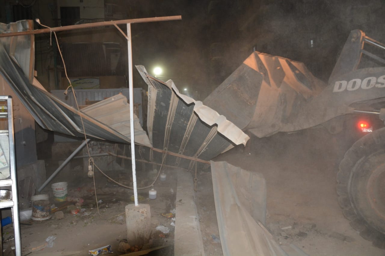 حملة ليلية يقودها محافظ القليوبية.. ضبط 15شيشة وتحرير محاضر اشغالات بمدينة بنها                                          