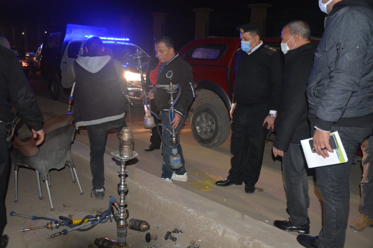 حملة ليلية يقودها محافظ القليوبية.. ضبط 15شيشة وتحرير محاضر اشغالات بمدينة بنها                                          