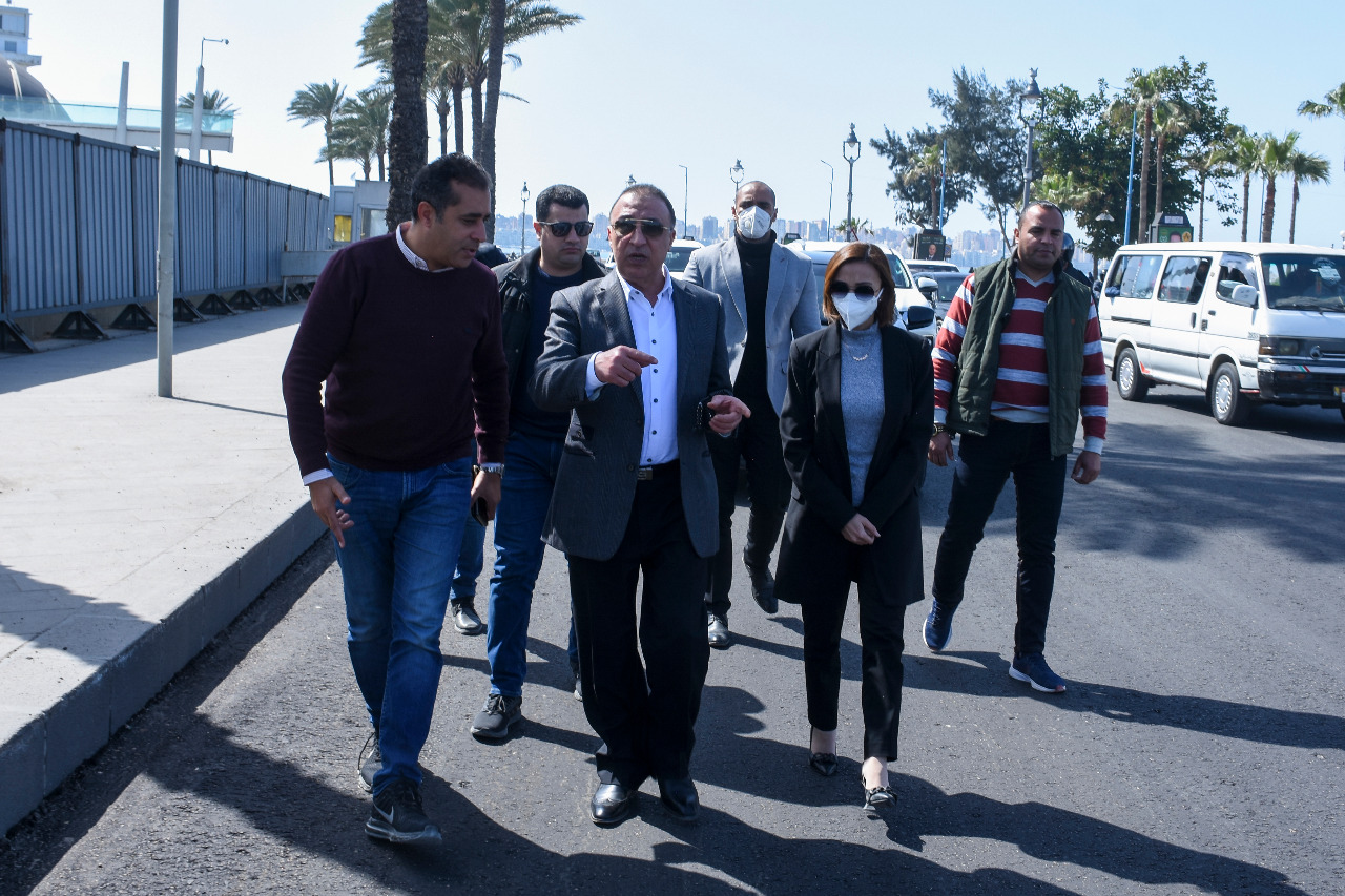محافظ الإسكندرية يكلف مديرية الطرق والنقل بتنفيذ أعمال ترميم الحفر والمطبات على مستوى الأحياء