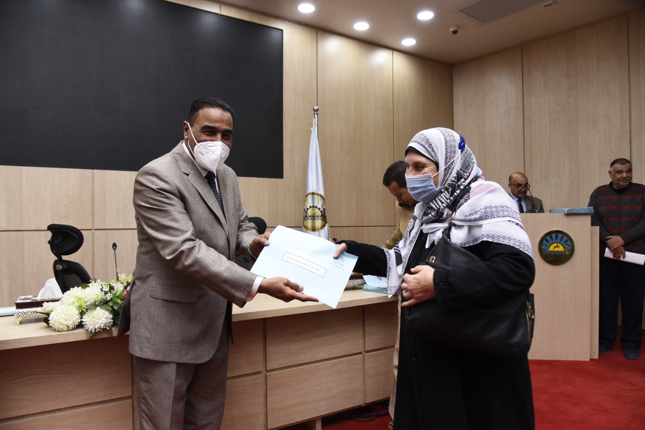 تسليم ١٠١ عقد جديد لتقنين أراضي وضع اليد بمدن محافظة مطروح 