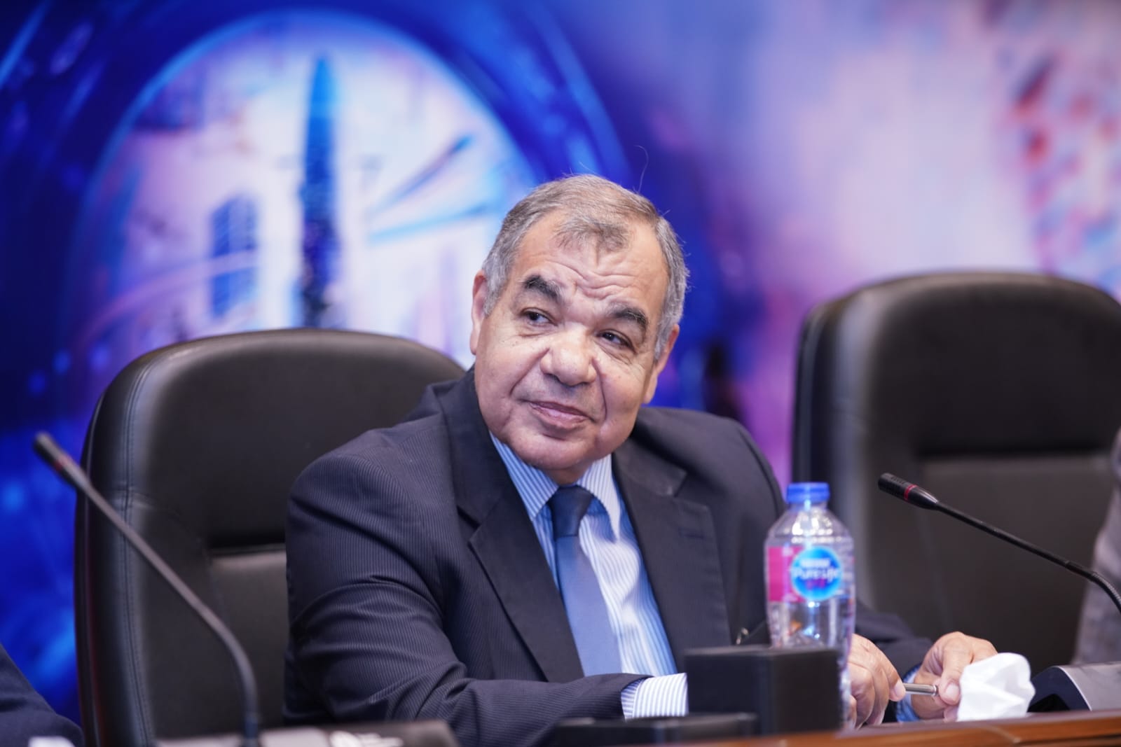  خبراء اقتصاد وتكنولوجيا يفتحون
