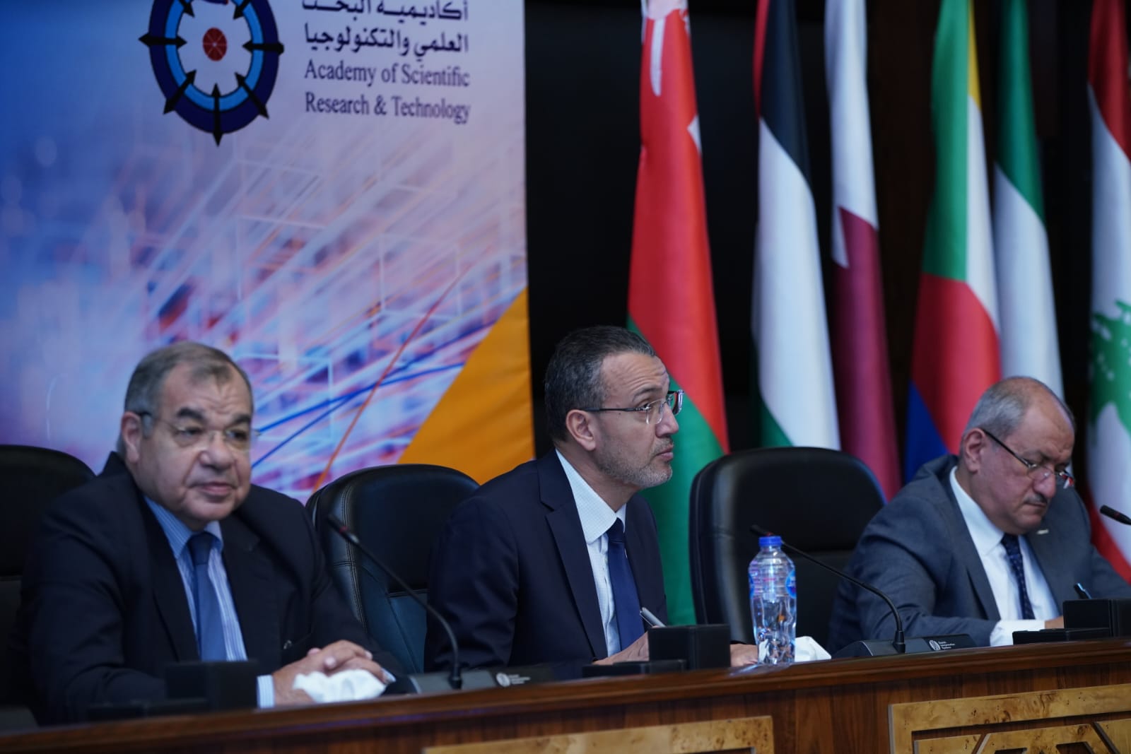  خبراء اقتصاد وتكنولوجيا يفتحون