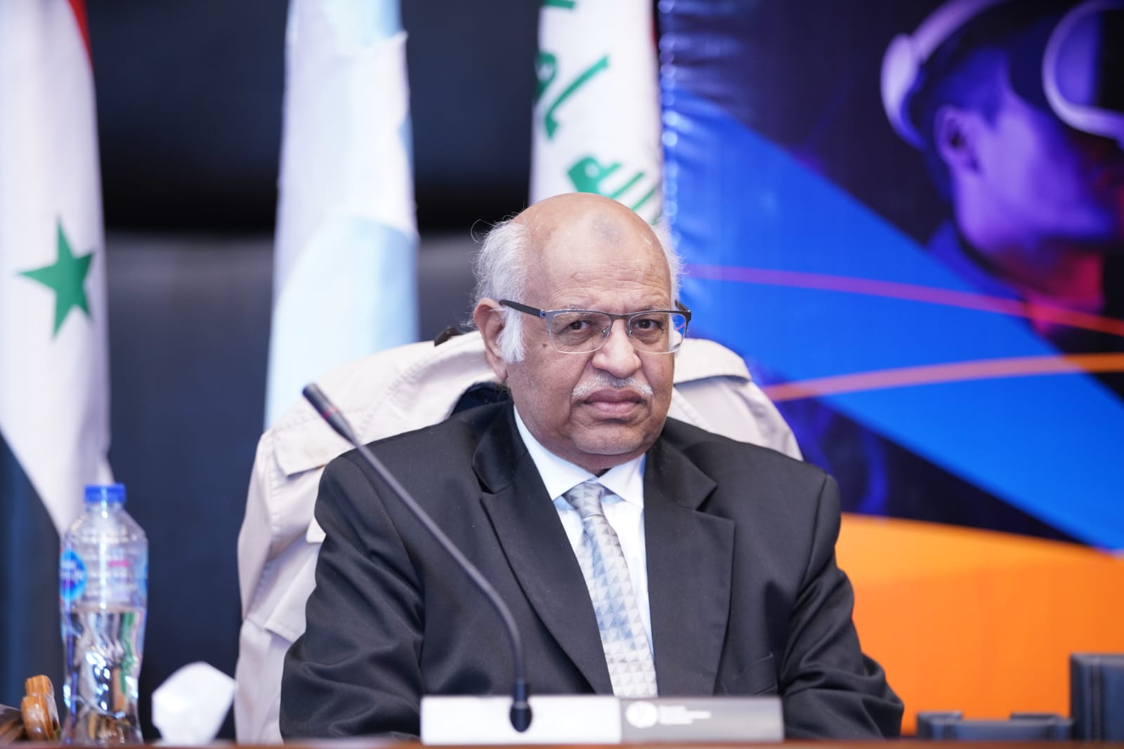  خبراء اقتصاد وتكنولوجيا يفتحون
