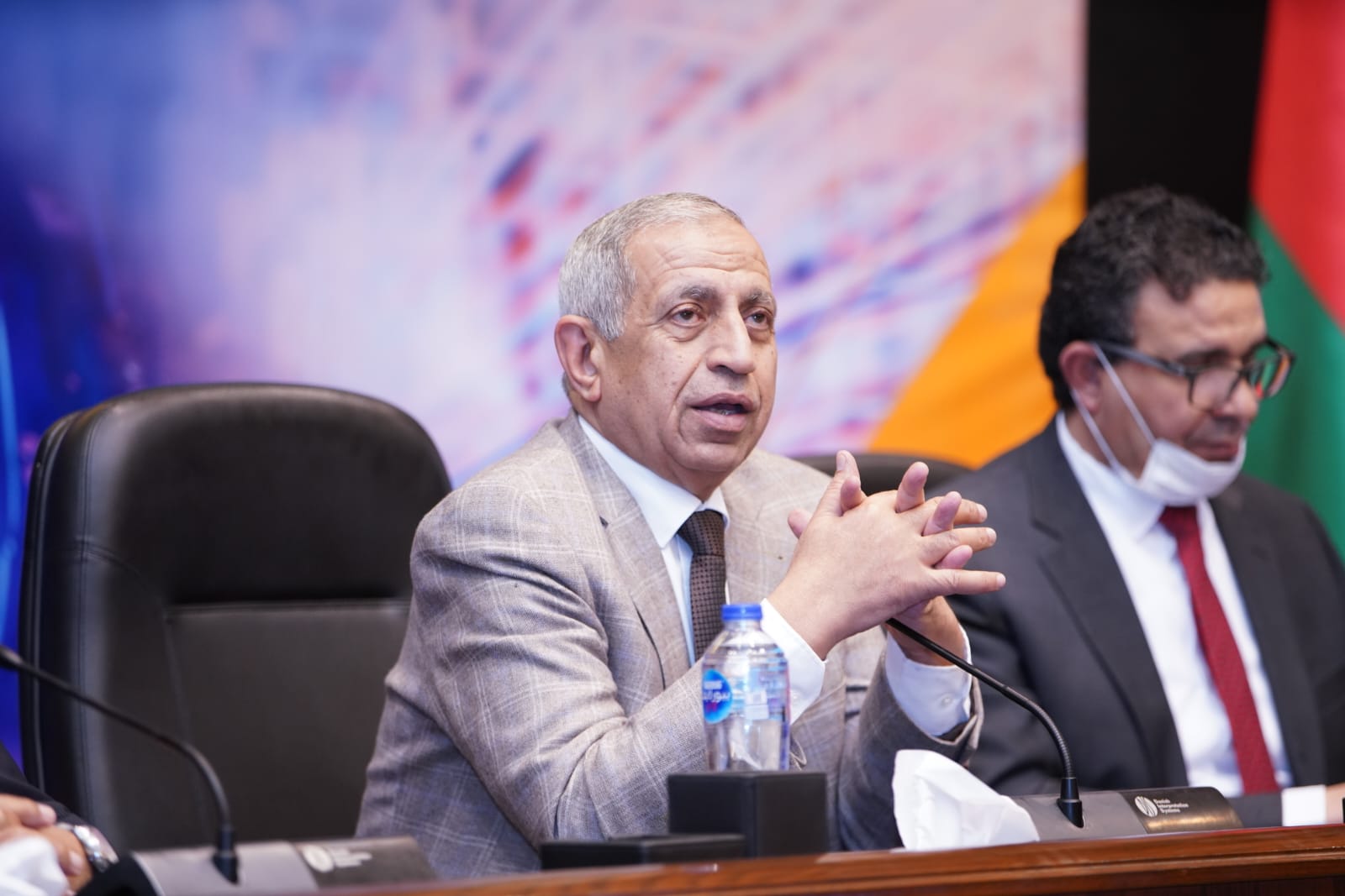  خبراء اقتصاد وتكنولوجيا يفتحون