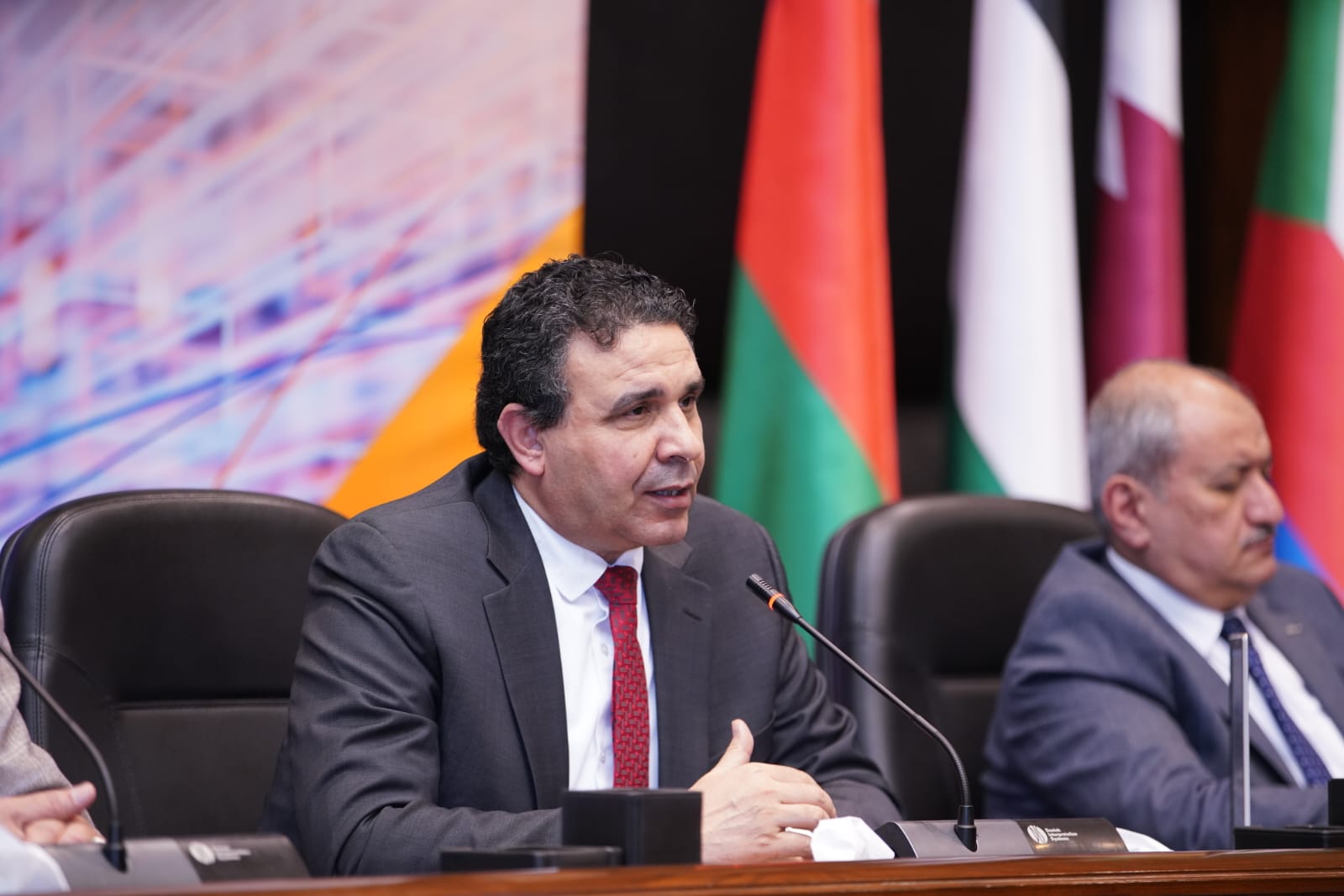  خبراء اقتصاد وتكنولوجيا يفتحون