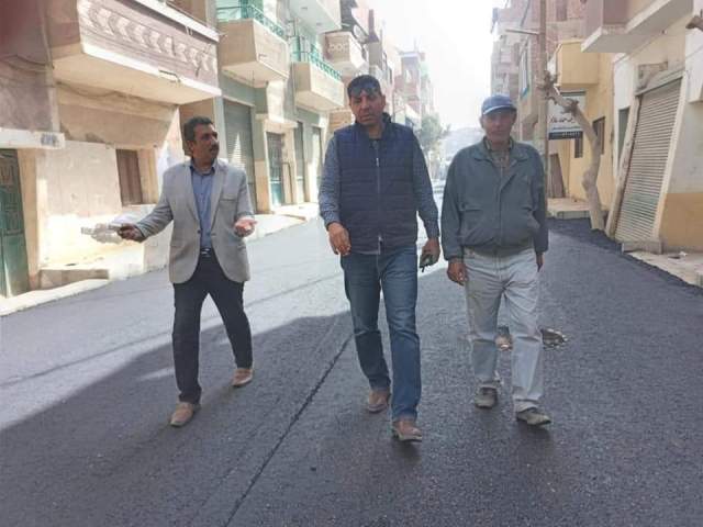 بدء رصف شارع المدارس وتفرعاته بمركز مطاي