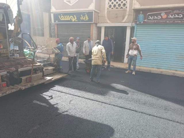 بدء رصف شارع المدارس وتفرعاته بمركز مطاي