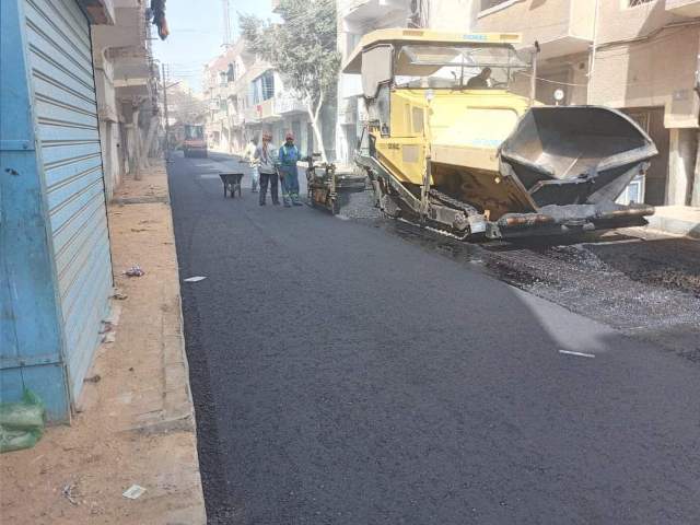 بدء رصف شارع المدارس وتفرعاته بمركز مطاي