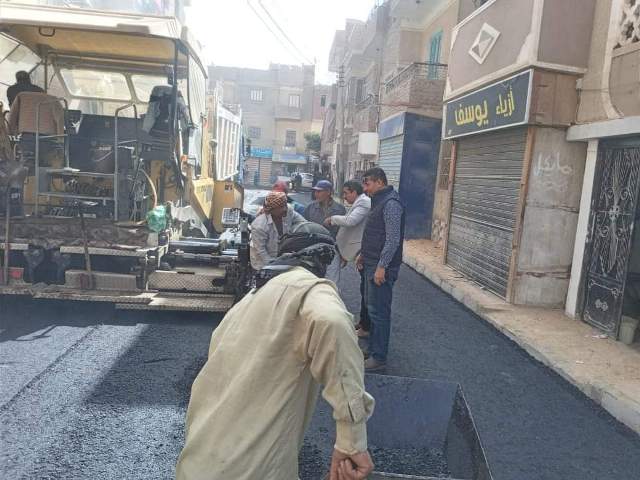 بدء رصف شارع المدارس وتفرعاته بمركز مطاي