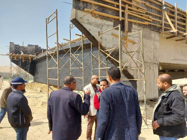 سكرتير مساعد بنى سويف يتابع سير الأعمال بمشروع محور الفشن 