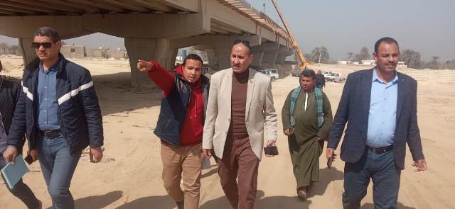 سكرتير مساعد بنى سويف يتابع سير الأعمال بمشروع محور الفشن 