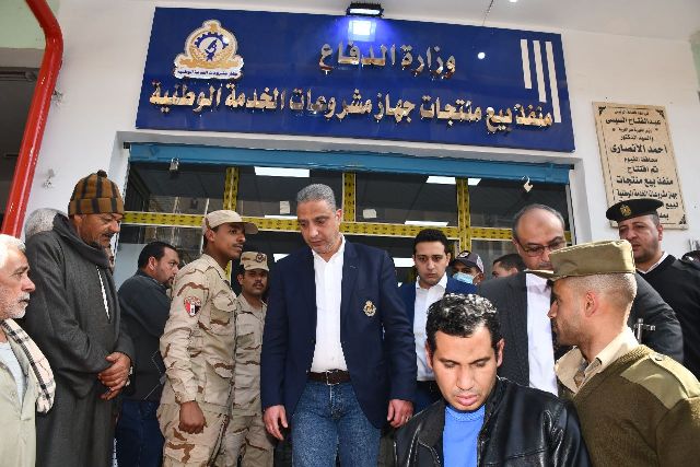 الأنصاري يفتتح منفذ بيع منتجات جهاز مشروعات الخدمة الوطنية