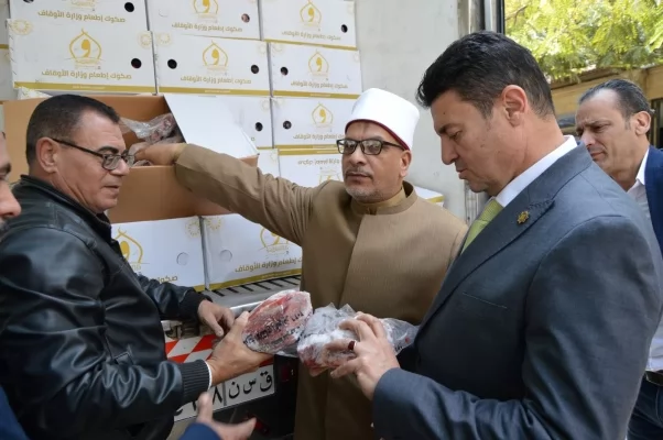 السكرتير العام ووكيل وزارة الأوقاف خلال إستلام اللحوم