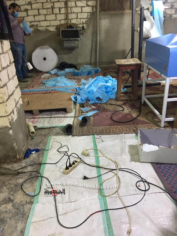 ضبط كمامات وقفازات طبيه مصنعه تحت بيرالسلم بالعصافره صور