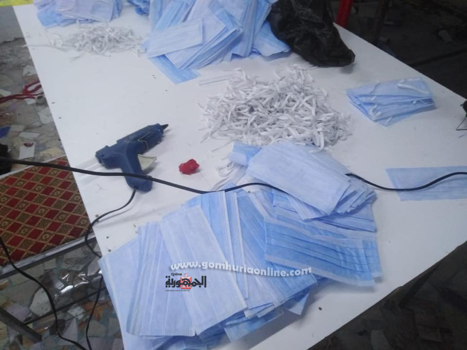 ضبط كمامات وقفازات طبيه مصنعه تحت بيرالسلم بالعصافره صور