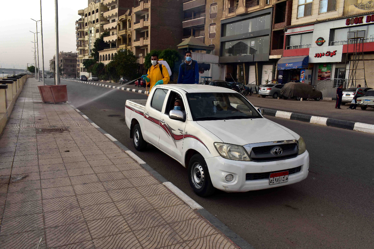 بدرى: تطهير وتعقيم جميع الطرق الرئيسية بمدينة سوهاج 