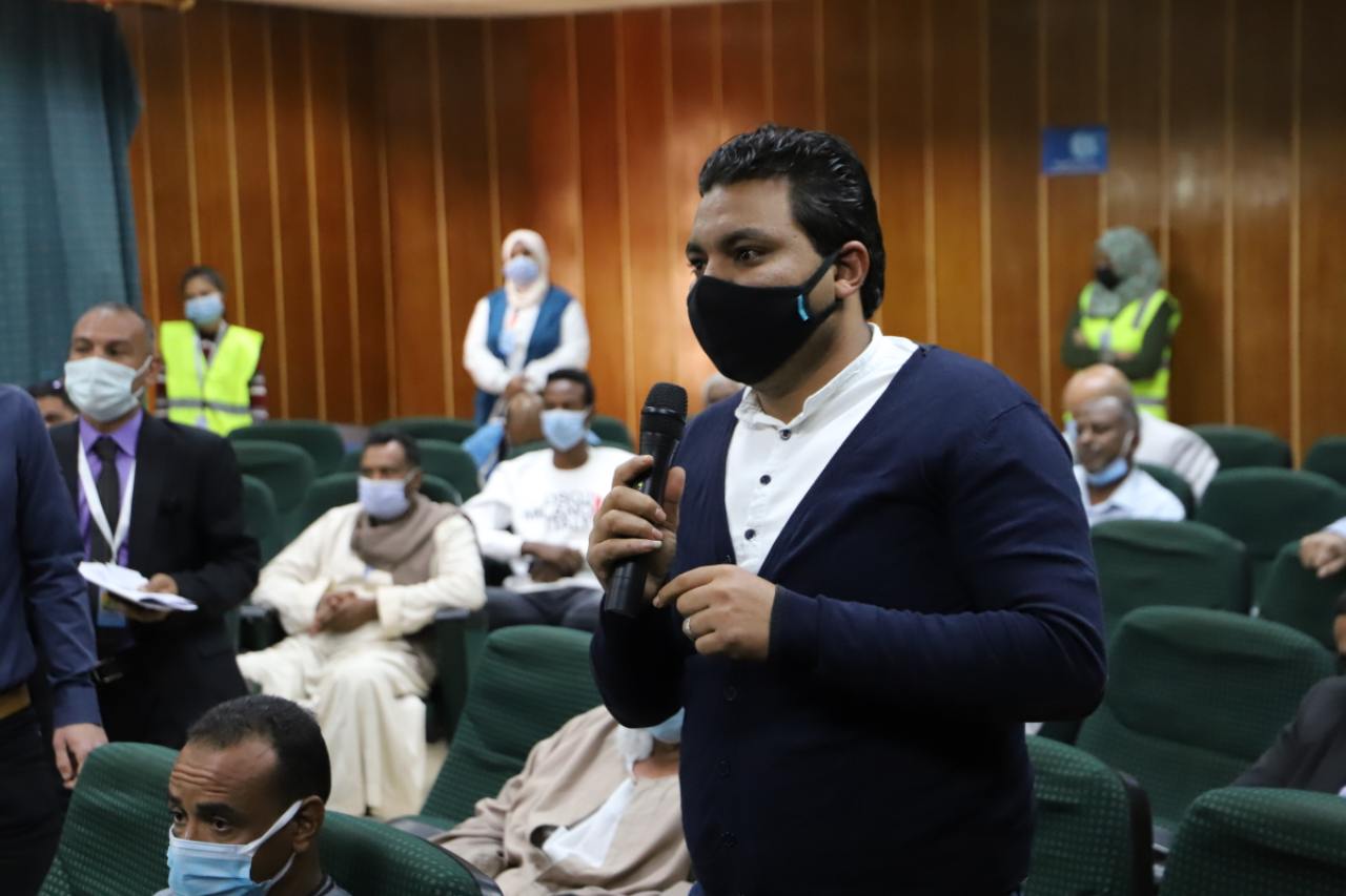 سعفان ومحافظ أسوان يلتقيان العمالة العائدة من الخارج لمساعدتهم في عمل مشروعات صغيرة