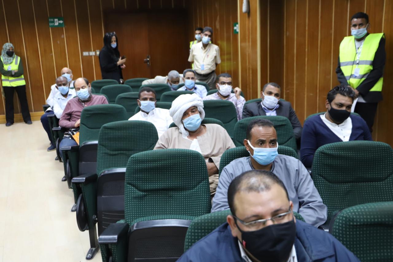 سعفان ومحافظ أسوان يلتقيان العمالة العائدة من الخارج لمساعدتهم في عمل مشروعات صغيرة