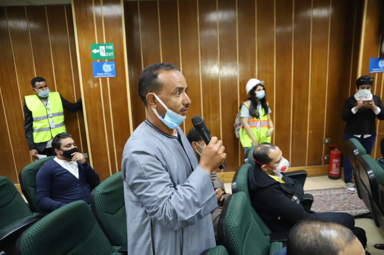 سعفان ومحافظ أسوان يلتقيان العمالة العائدة من الخارج لمساعدتهم في عمل مشروعات صغيرة