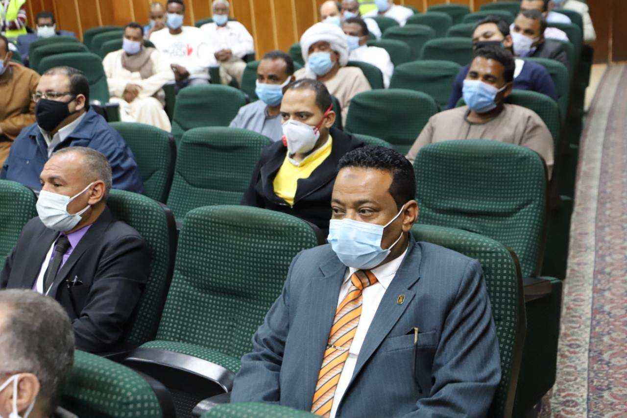 سعفان ومحافظ أسوان يلتقيان العمالة العائدة من الخارج لمساعدتهم في عمل مشروعات صغيرة
