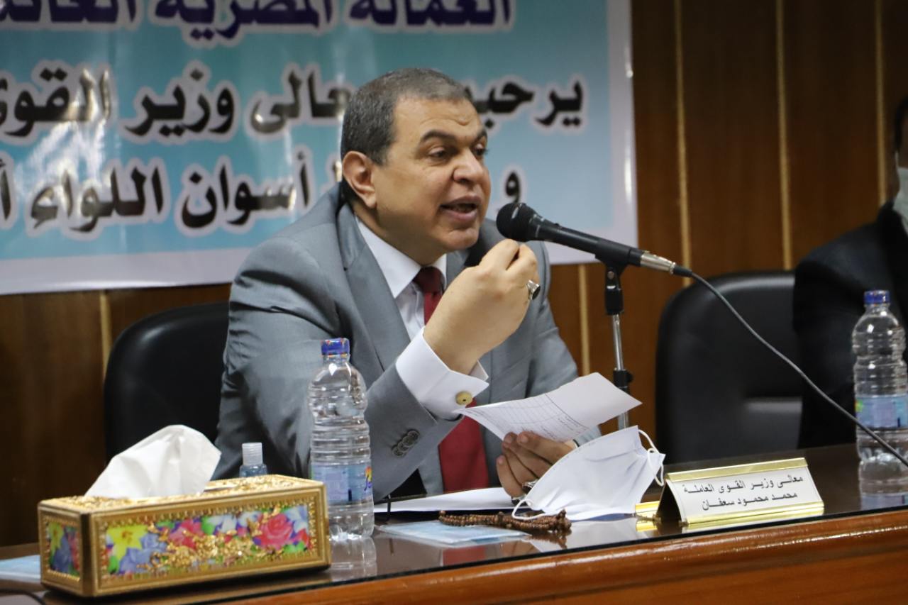 سعفان ومحافظ أسوان يلتقيان العمالة العائدة من الخارج لمساعدتهم في عمل مشروعات صغيرة