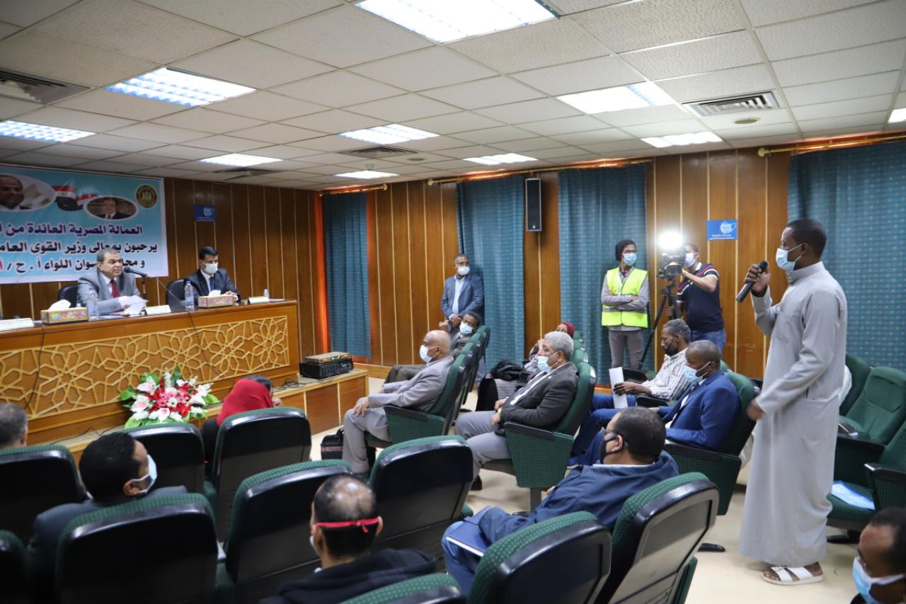 سعفان ومحافظ أسوان يلتقيان العمالة العائدة من الخارج لمساعدتهم في عمل مشروعات صغيرة