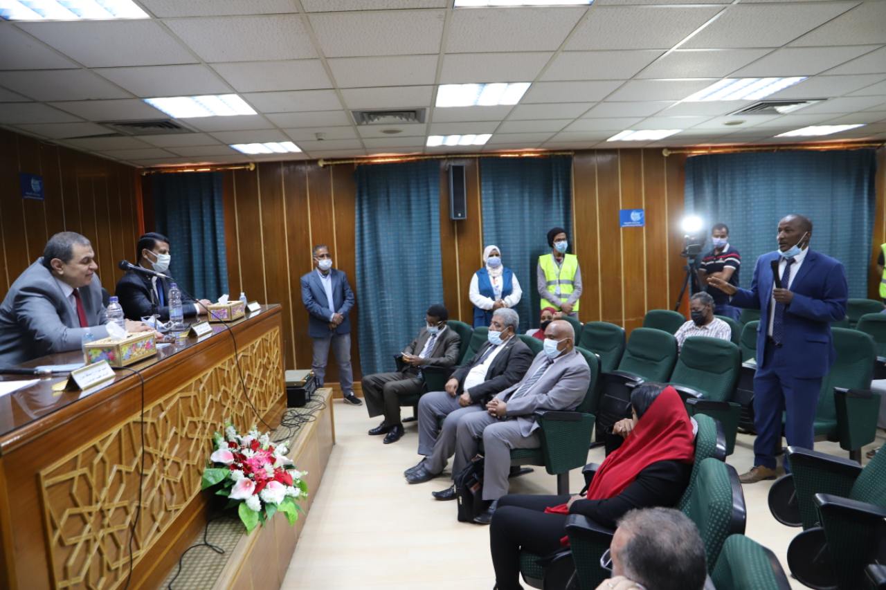 سعفان ومحافظ أسوان يلتقيان العمالة العائدة من الخارج لمساعدتهم في عمل مشروعات صغيرة