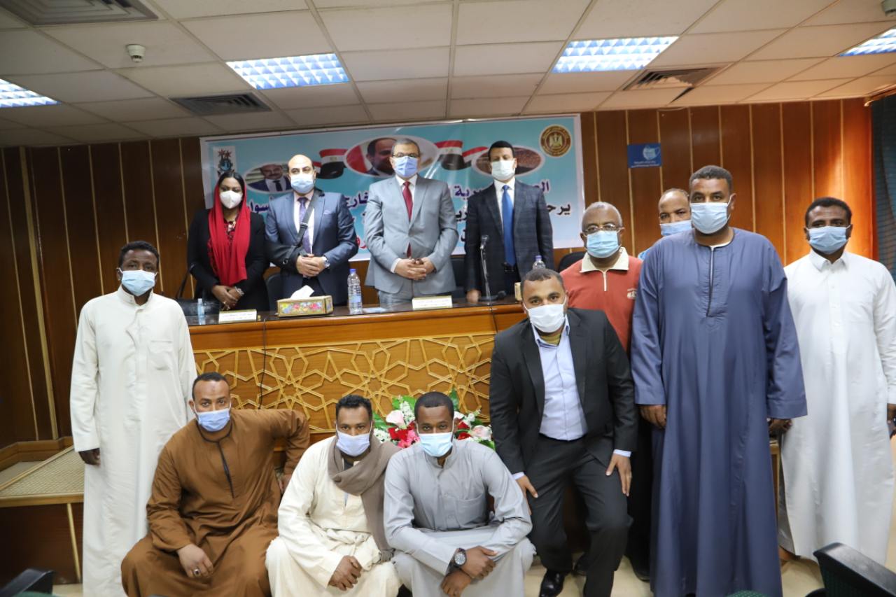 سعفان ومحافظ أسوان يلتقيان العمالة العائدة من الخارج لمساعدتهم في عمل مشروعات صغيرة