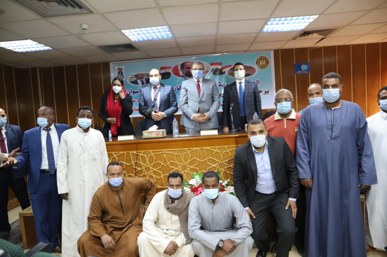 سعفان ومحافظ أسوان يلتقيان العمالة العائدة من الخارج لمساعدتهم في عمل مشروعات صغيرة