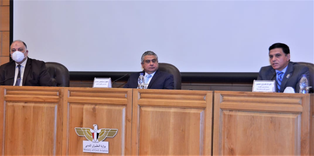 نائب وزير الطيران يبحث مع مديري المطارات المصرية زيادة السعة الاستيعابية  