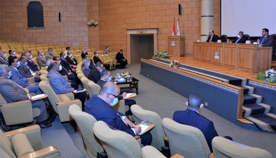 نائب وزير الطيران يبحث مع مديري المطارات المصرية زيادة السعة الاستيعابية  