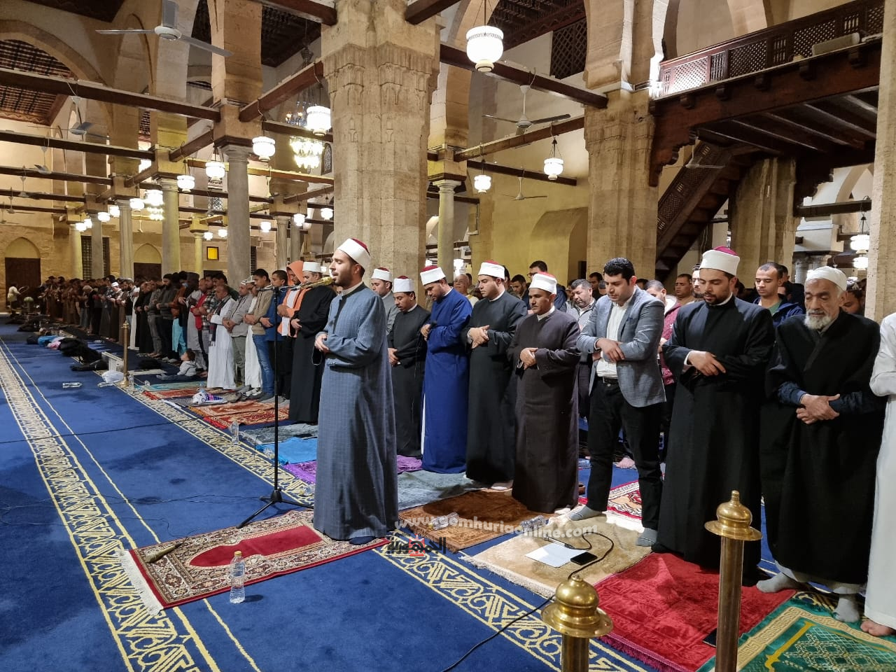 في الليلة العاشرة.. آلاف المصلين يؤدون العشاء والتراويح في الأزهر