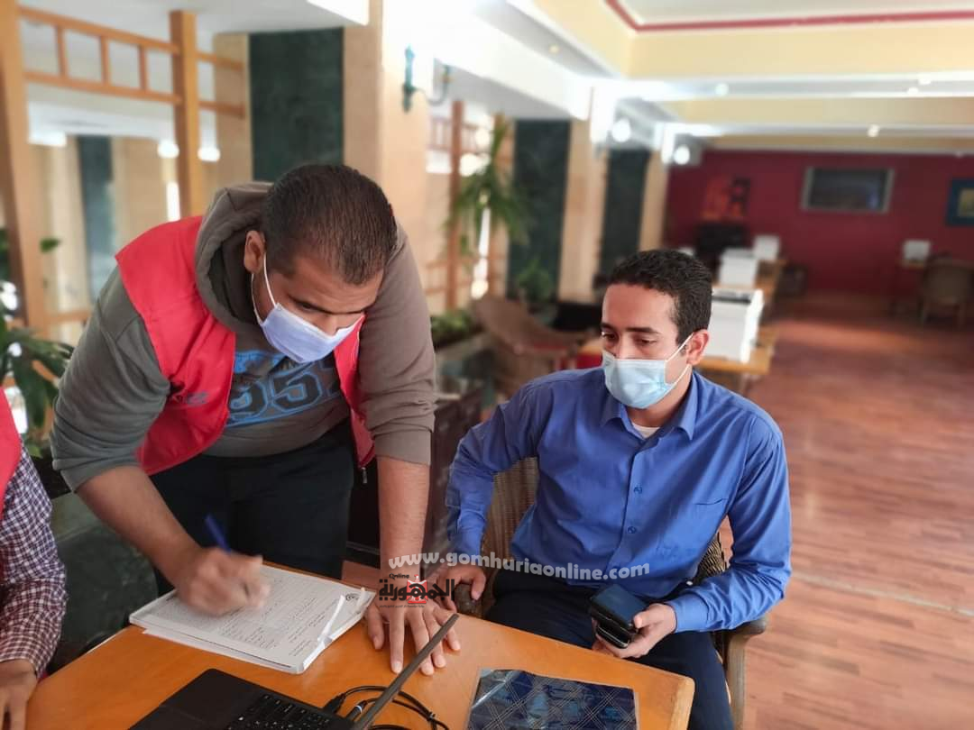 الانتهاء من تطعيم العاملين فى جنوب البحر الأحمر  بفنادق سفاجا والقصير ومرسى علم 