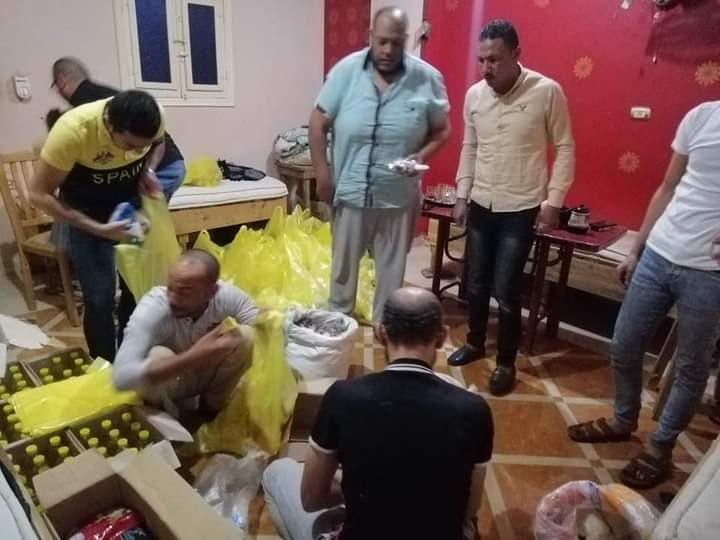 أهالي فنارة بالإسماعيلية يفطرون الصائمين بطريق السويس الصحراوي ..صور