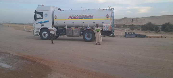 أهالي فنارة بالإسماعيلية يفطرون الصائمين بطريق السويس الصحراوي ..صور