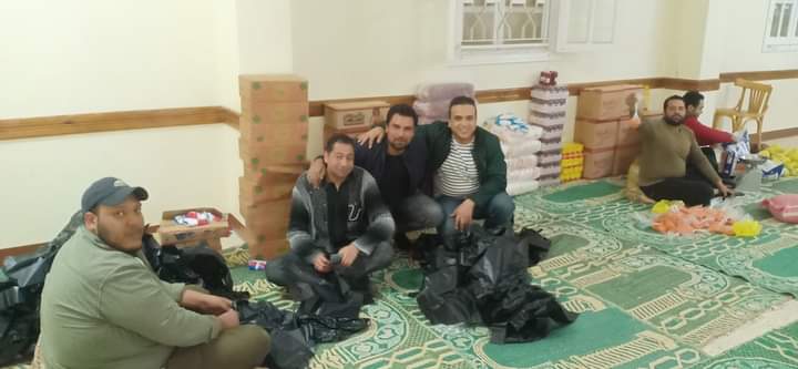 أهالي فنارة بالإسماعيلية يفطرون الصائمين بطريق السويس الصحراوي ..صور