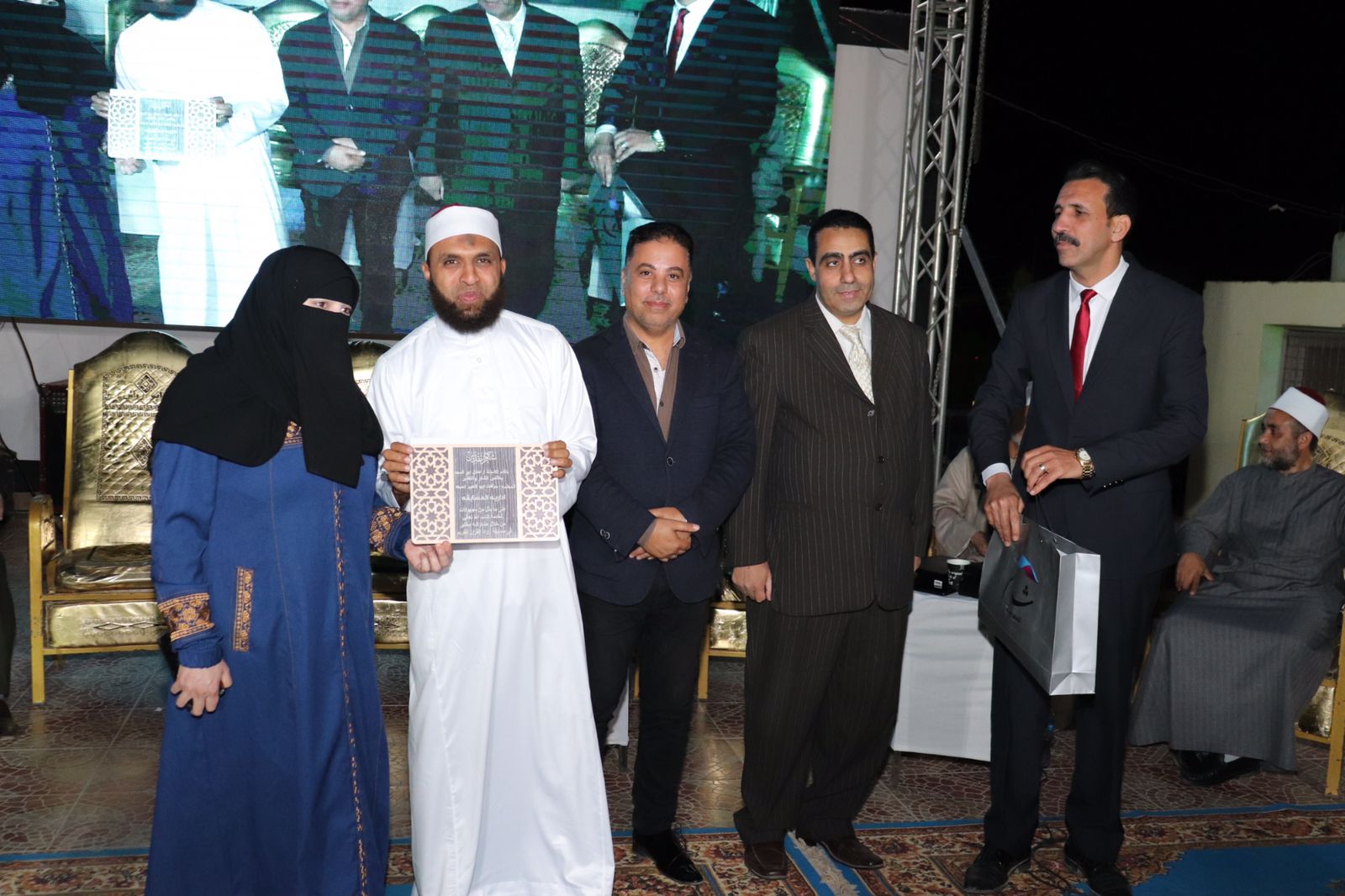 تكريم ٨٠٠ فائز بالمسابقة الكبري لحفظ القرآن الكريم بالعاشر