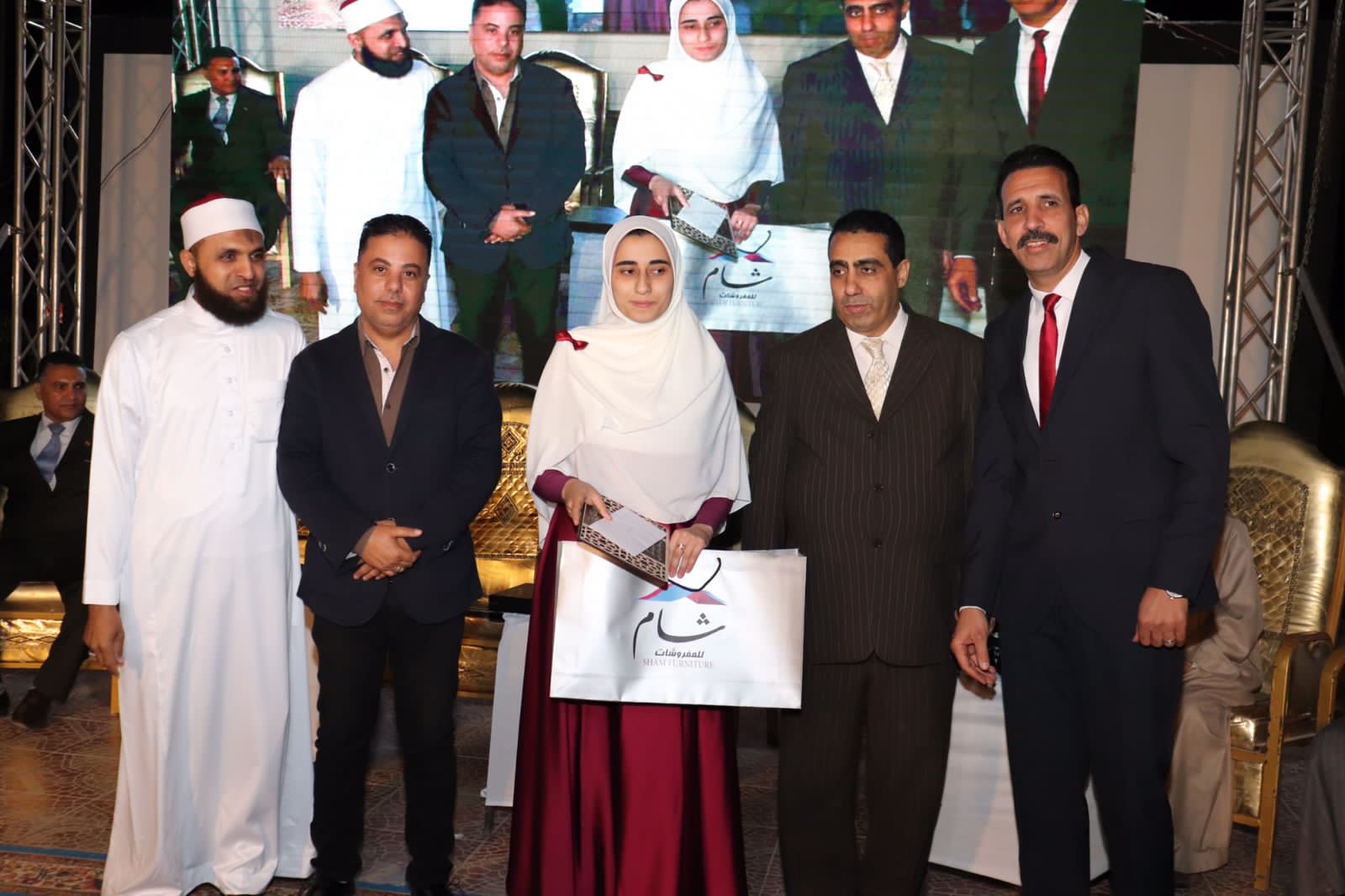 تكريم ٨٠٠ فائز بالمسابقة الكبري لحفظ القرآن الكريم بالعاشر