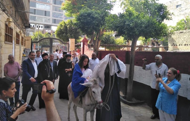 أجراس كنائس زويلة وطبول الكشافة تدق لاستقبال موكب العائلة المقدسة بحضور الأنبا رافائيل