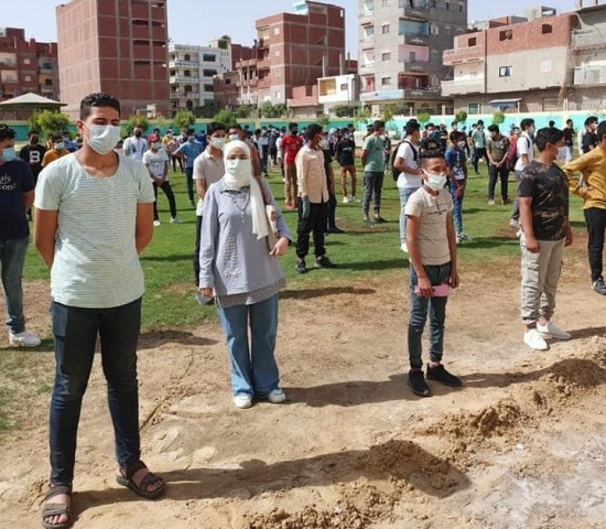 طلاب الإعدادية القنطرة غرب بالاسماعيليه يؤدون أول أيام الامتحانات