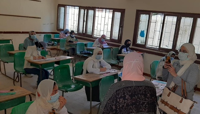 طلاب الإعدادية القنطرة غرب بالاسماعيليه يؤدون أول أيام الامتحانات