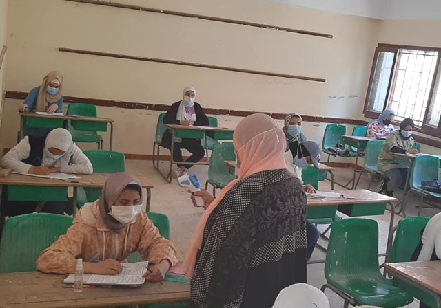 طلاب الإعدادية القنطرة غرب بالاسماعيليه يؤدون أول أيام الامتحانات