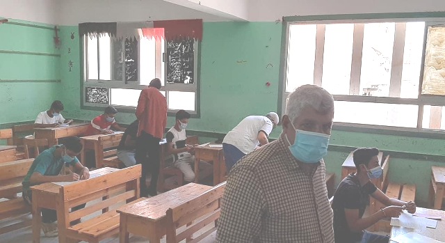 طلاب الإعدادية القنطرة غرب بالاسماعيليه يؤدون أول أيام الامتحانات