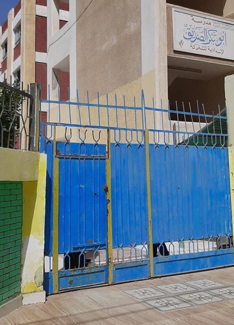 طلاب الإعدادية القنطرة غرب بالاسماعيليه يؤدون أول أيام الامتحانات