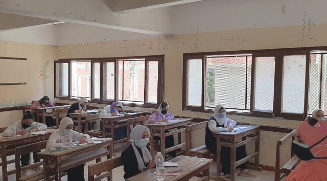 طلاب الإعدادية القنطرة غرب بالاسماعيليه يؤدون أول أيام الامتحانات